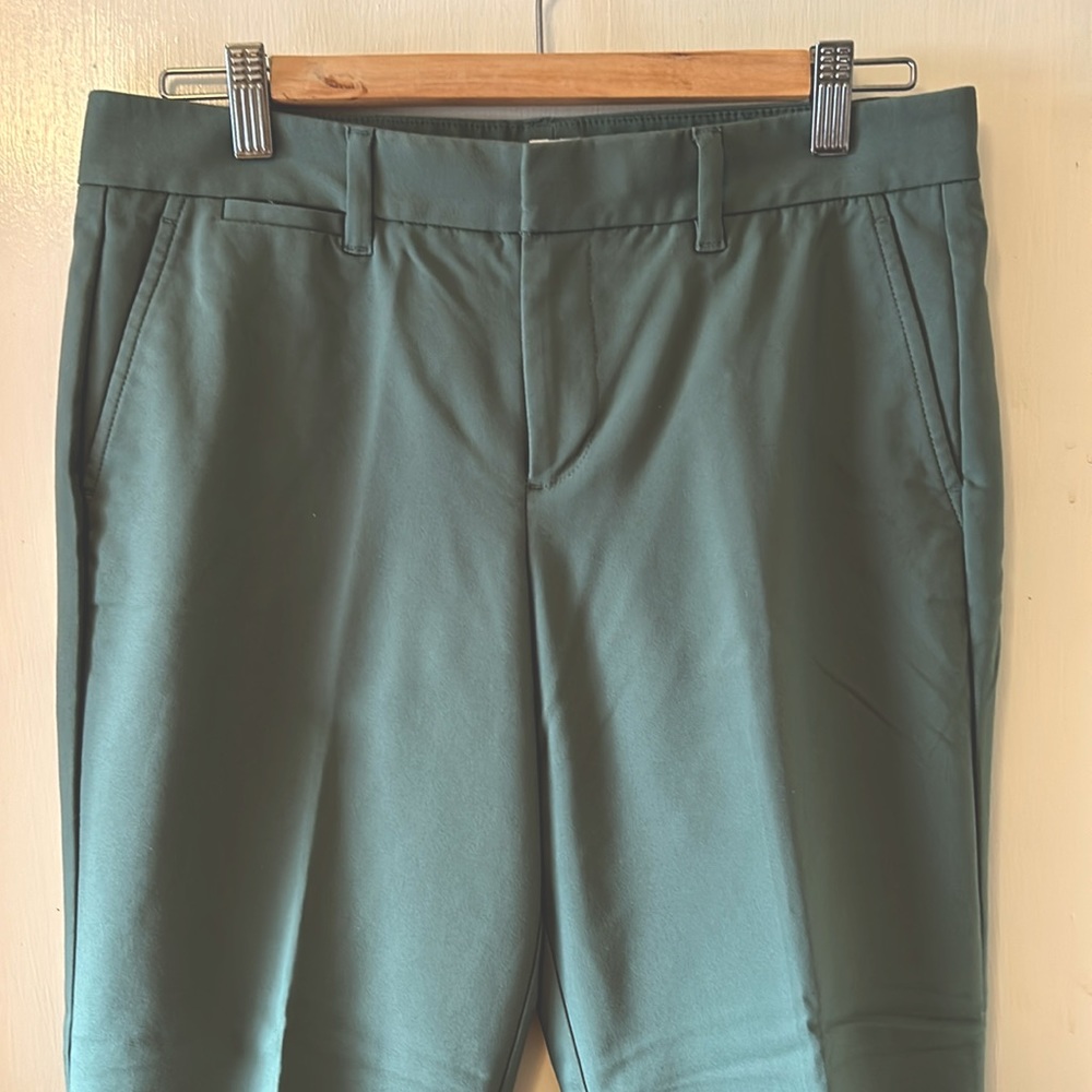 EUC Gap khaki slim crop pants. Size 6 sage green